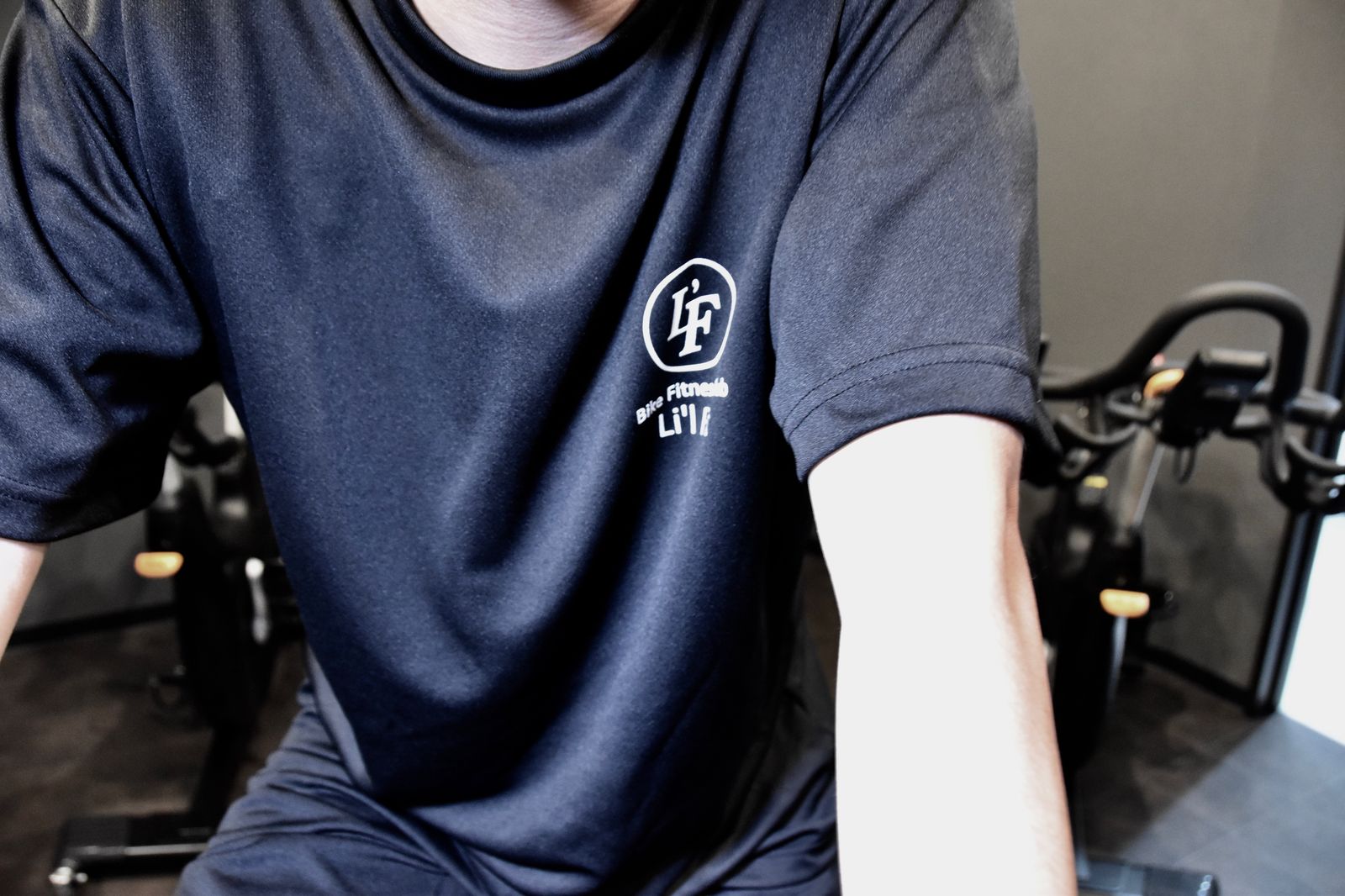 Li'l Fit 暗闇バイクレッスンの様子　ミラーボールと照明